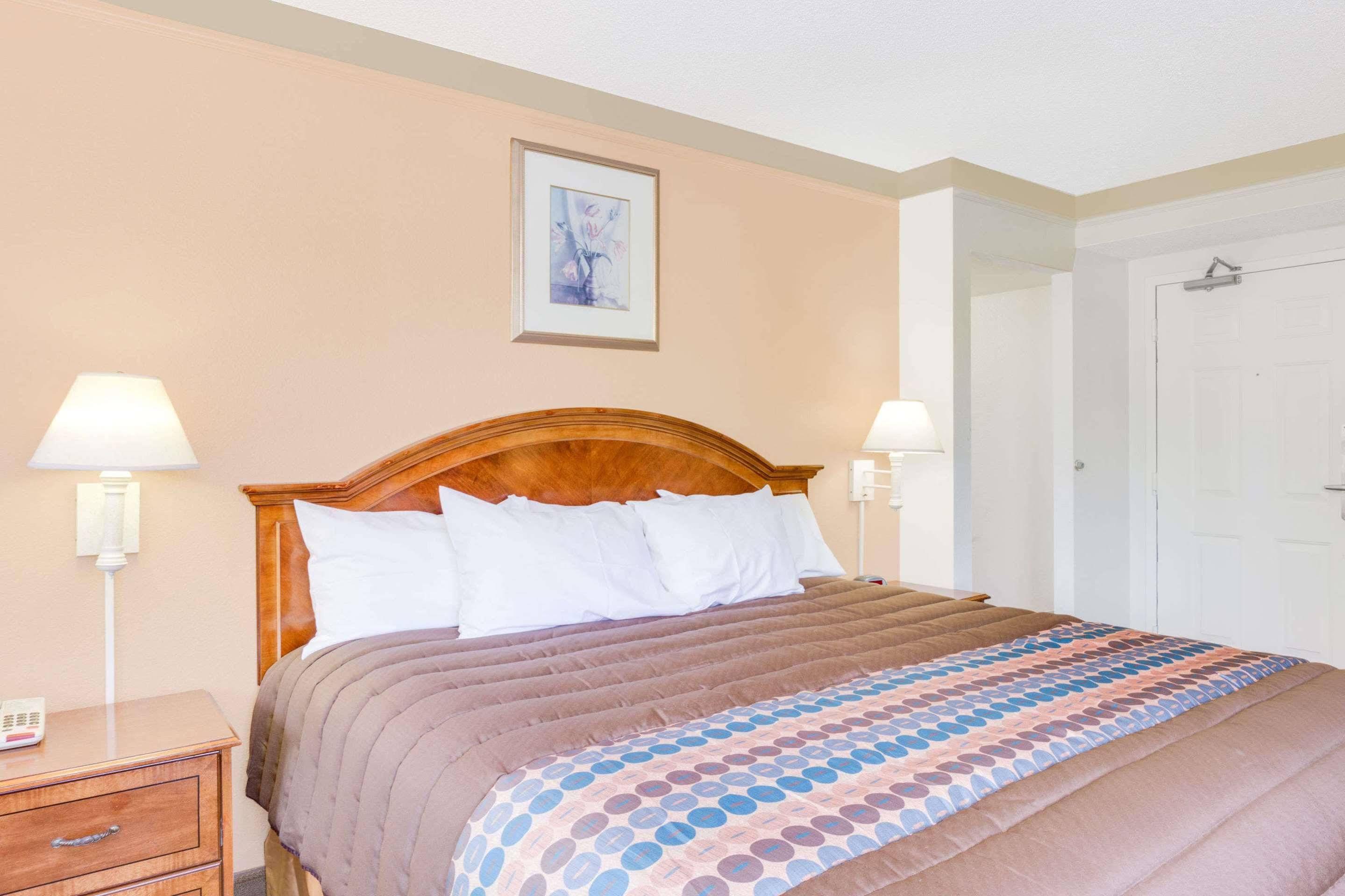 Days Inn By Wyndham Birmingham/West Buitenkant foto