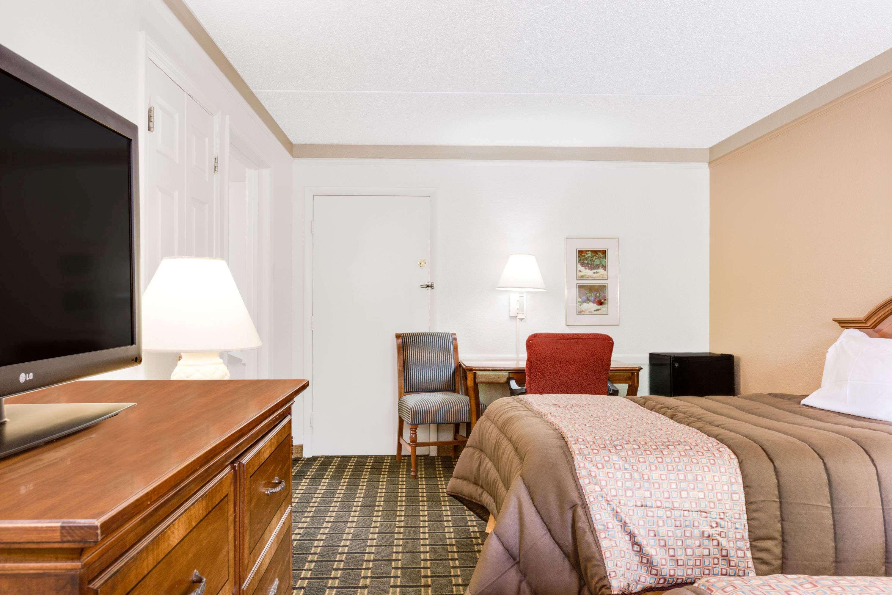 Days Inn By Wyndham Birmingham/West Buitenkant foto