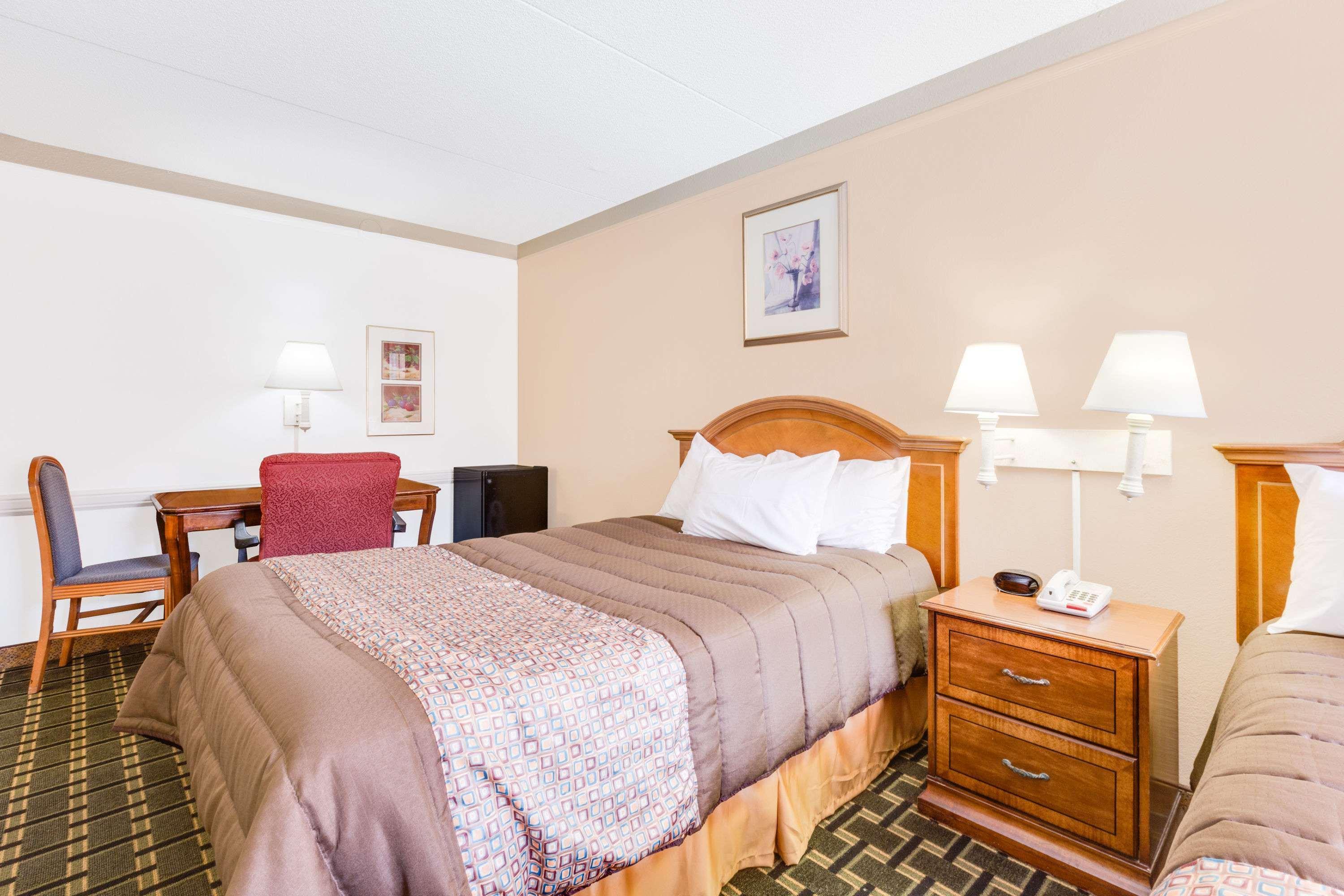Days Inn By Wyndham Birmingham/West Buitenkant foto