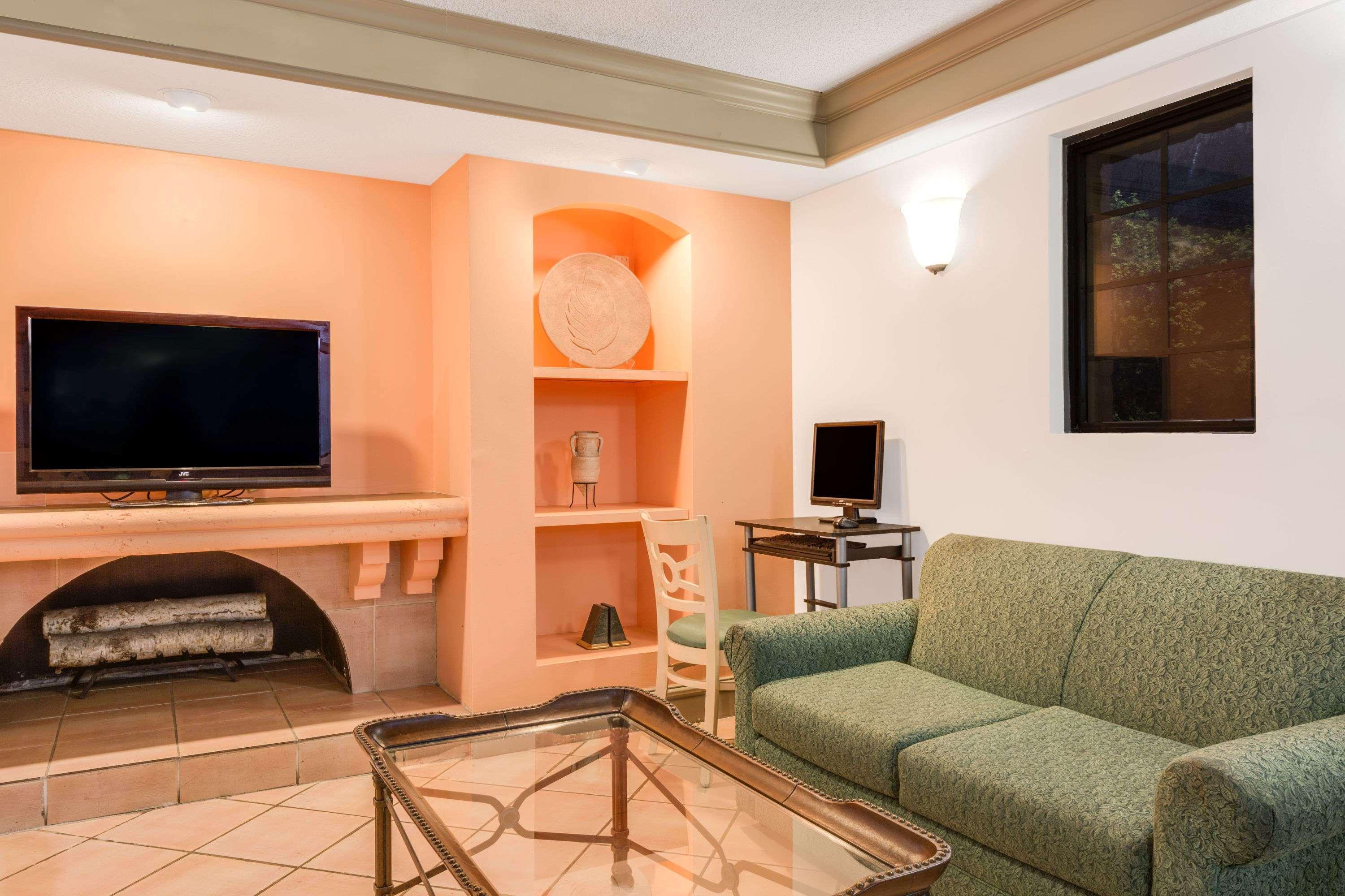 Days Inn By Wyndham Birmingham/West Buitenkant foto