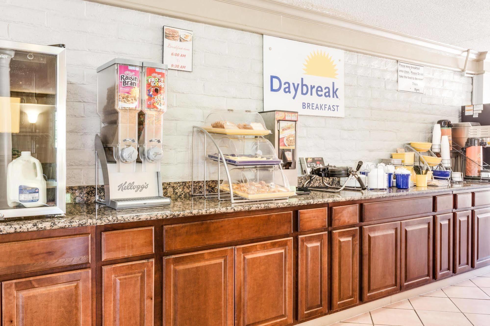 Days Inn By Wyndham Birmingham/West Buitenkant foto